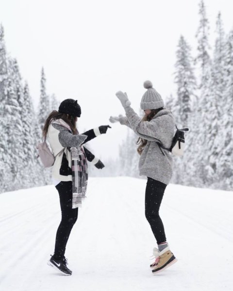 Две девушки зимой