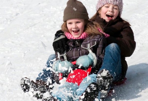 Санки ребенок на снегу