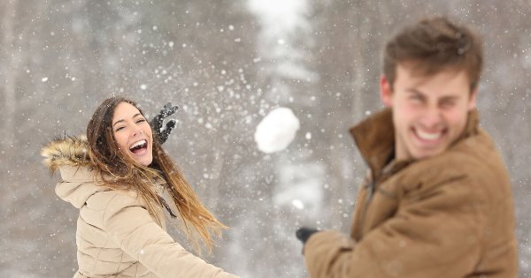 Девушка кидает снежок