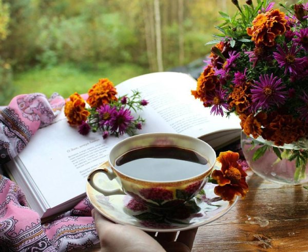 Осенние цветы и кофе