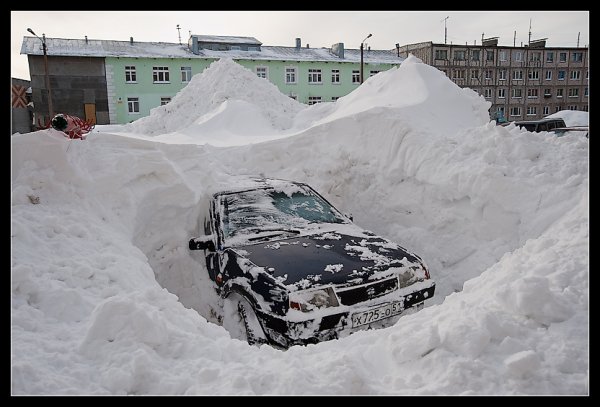 Машина под снегом