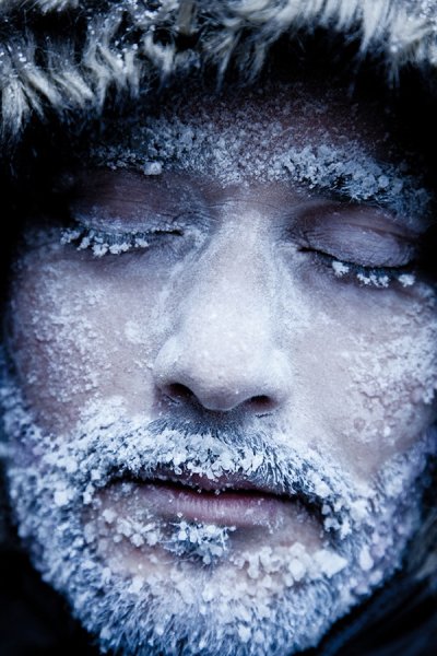 Мужчина в снегу