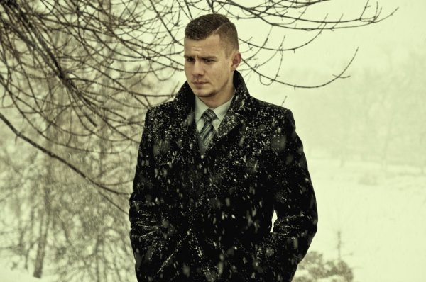 Мужчина в снегу