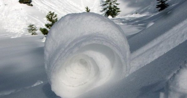 Снежок из снега