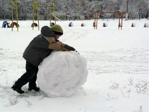 Катают шары из снега