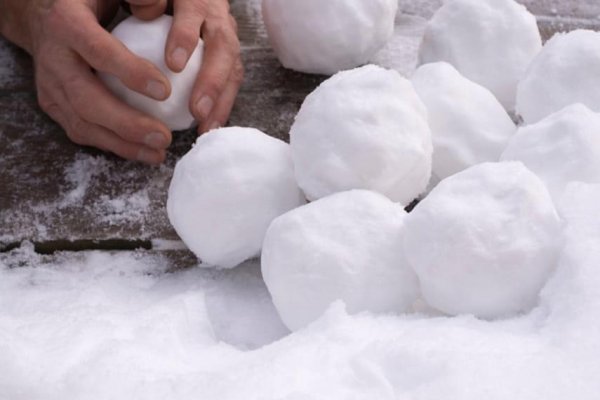 Снежки из снега