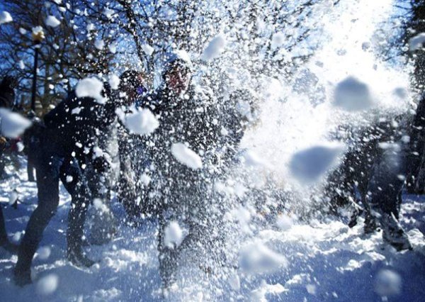 Зимние игры снежки