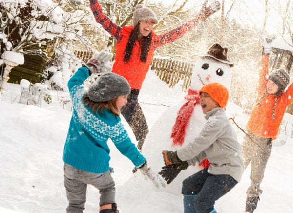 Дети радуются снегу