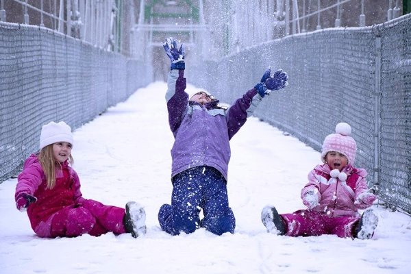 Дети снежки