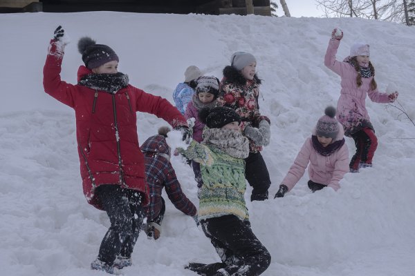 Детские забавы на снегу