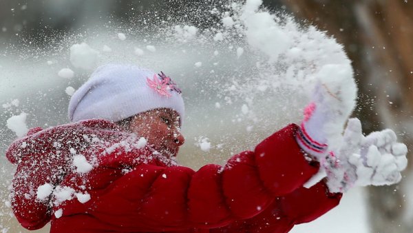 Дети кидаются снежками
