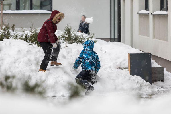 Дети играющие во дворе зимой