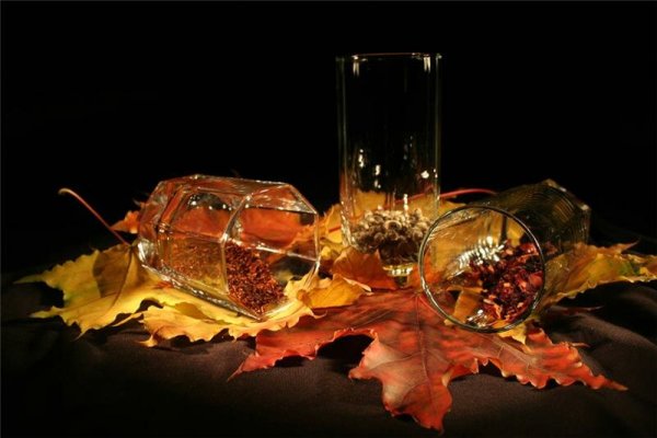 Натюрморт с алкоголем на осенних листьях