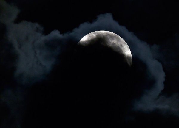 Луна за тучами