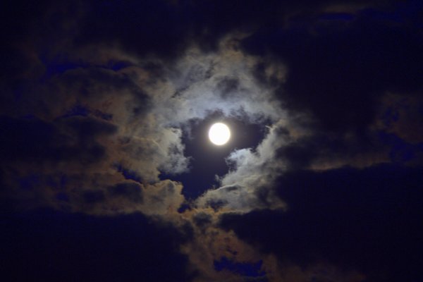 Луна за тучами