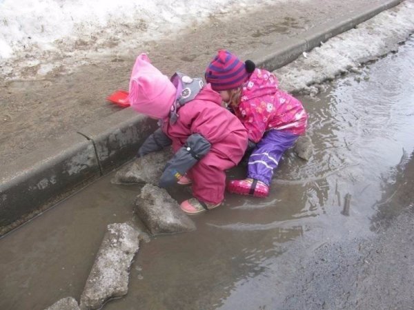Ребенок в луже