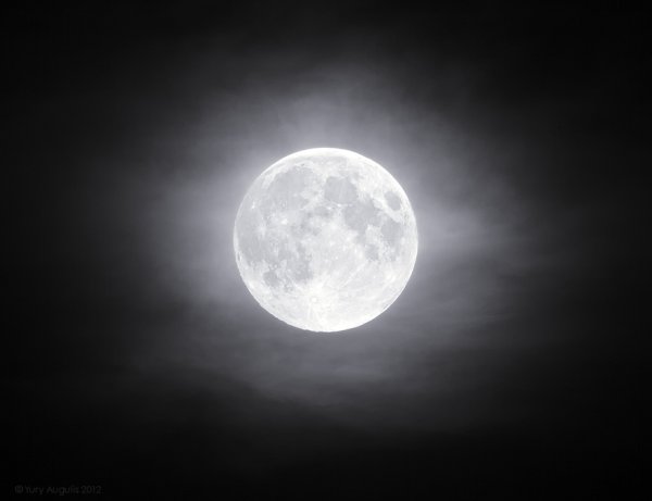 Бледная Луна