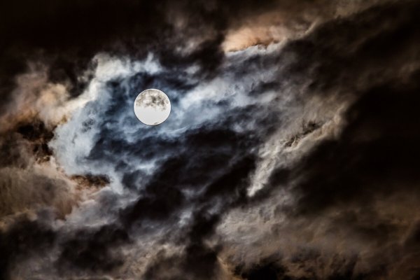 Луна сквозь тучи мрачные