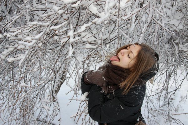 Девушка в снегу