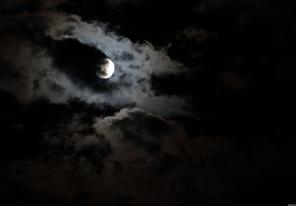 Луна в облаках