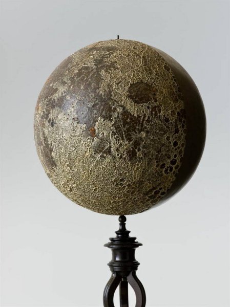 Глобус Луны рельефный