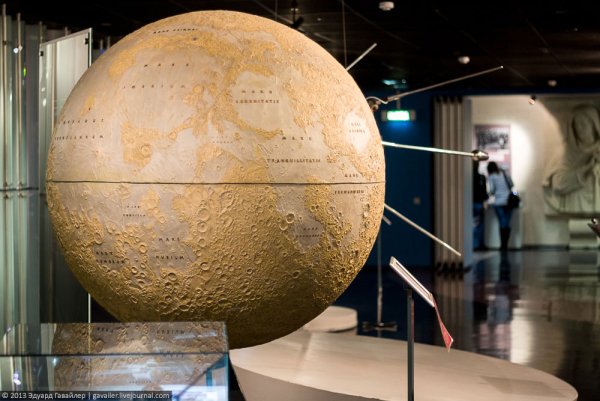 Глобус Луны на ВДНХ