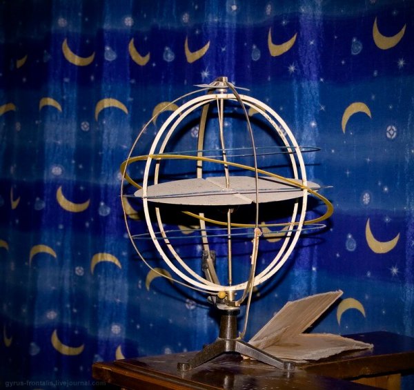 Глобус из Луны в кабинете