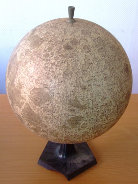 Глобус Луны рельефный