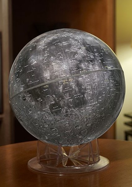 Стела Moon Globe