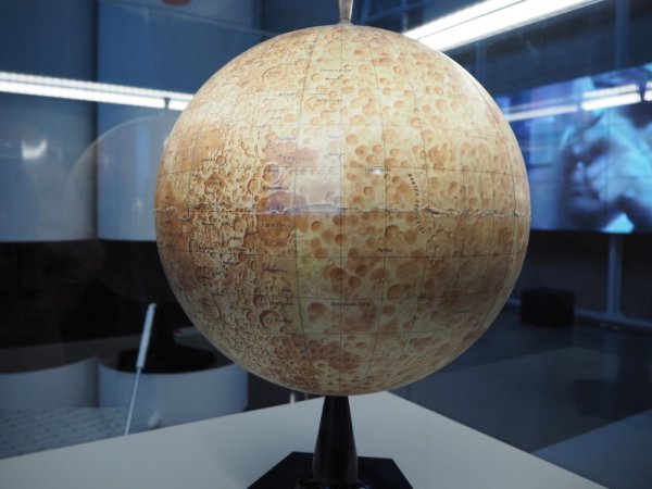 Глобус Луны на ВДНХ