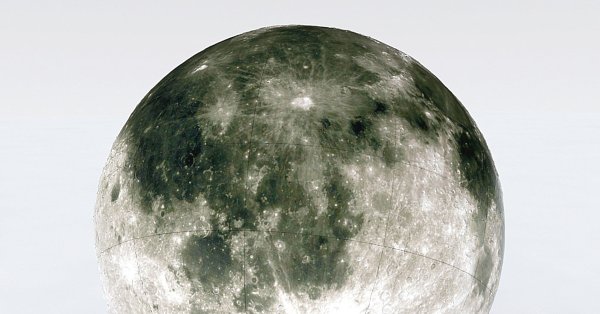 Темные пятна на глобусе Луны