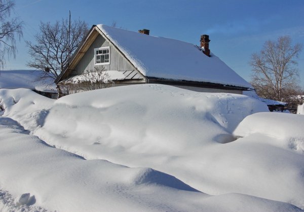 Зимние сугробы в деревне