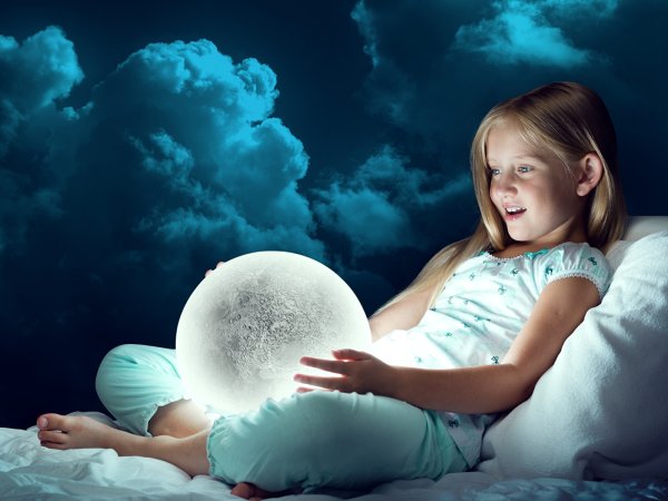 Девочка на Луне