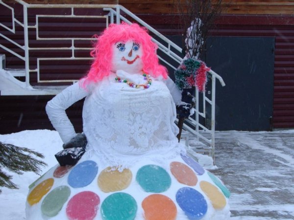 Снежная баба из снега