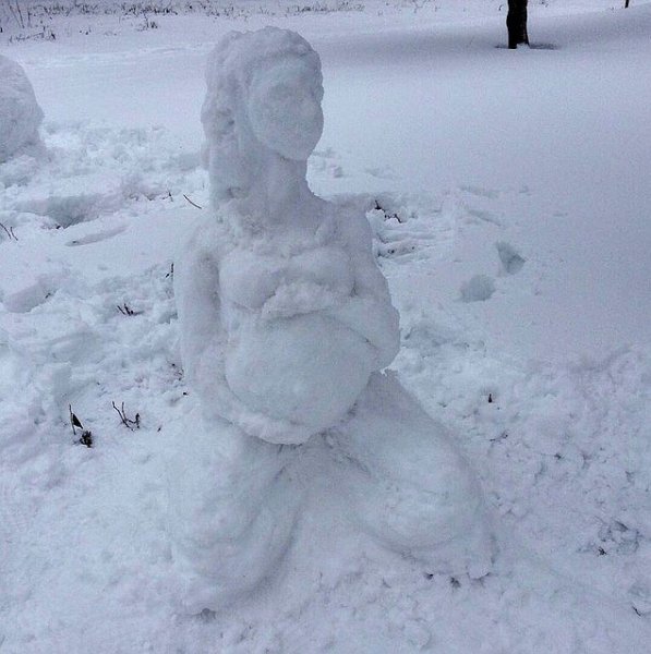 Женские фигуры из снега