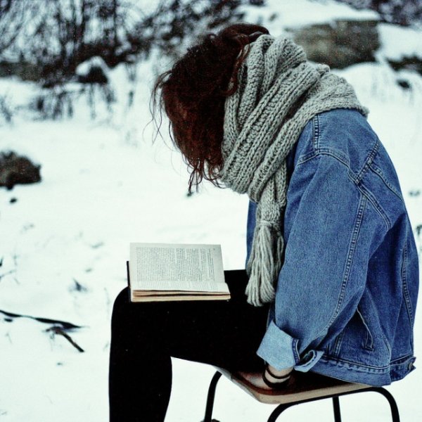 Девушка с книгой зимой