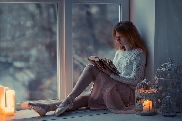 Девушка с книгой у окна