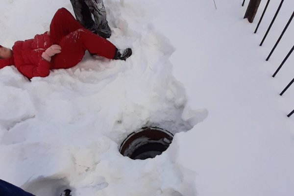 Девушка упала в сугроб