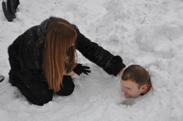 Человек в сугробе снега