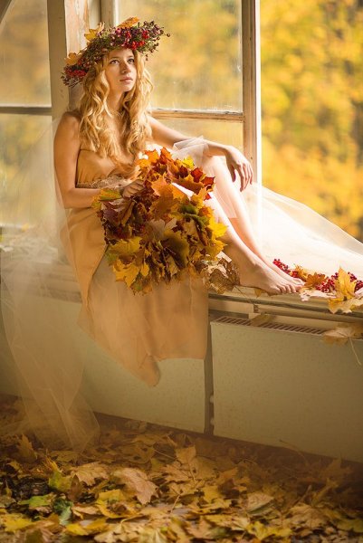 Девушка в венке из осенних листьев