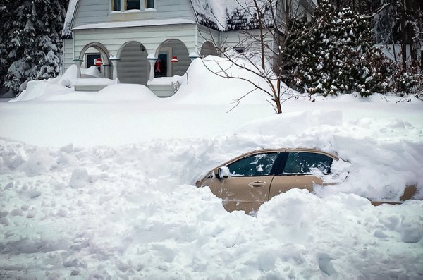 Машину засыпало снегом