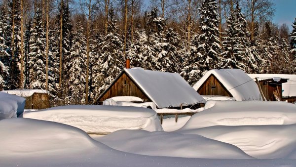 Занесенная снегом избушка