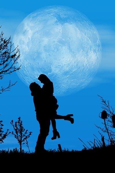 Парень и девушка под луной