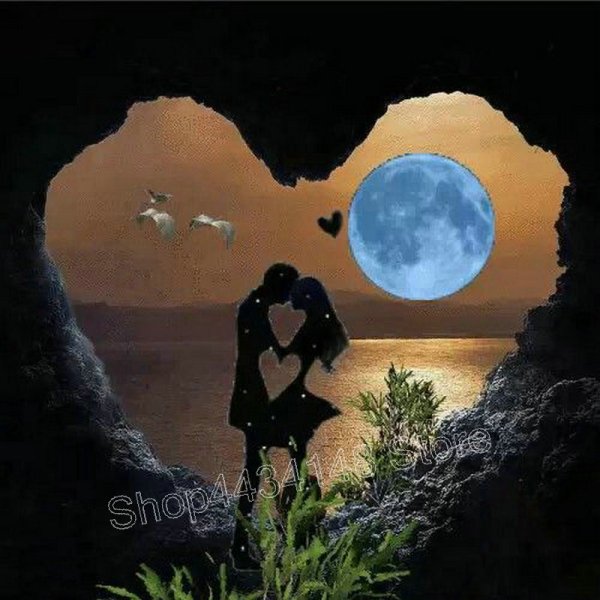 Девушка под луной гиф