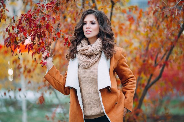 Девушка в пальто