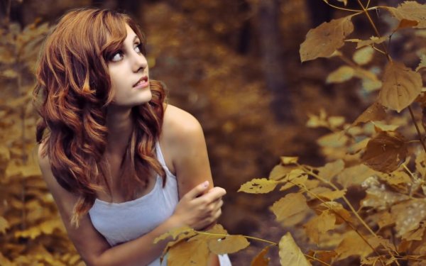 Девушка в осеннем лесу