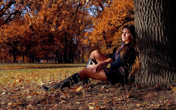 Девушка в осеннем лесу