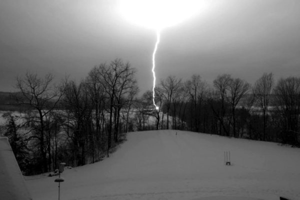 Молния зимой