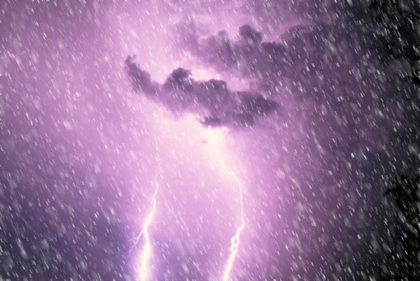 Молния в снегопад