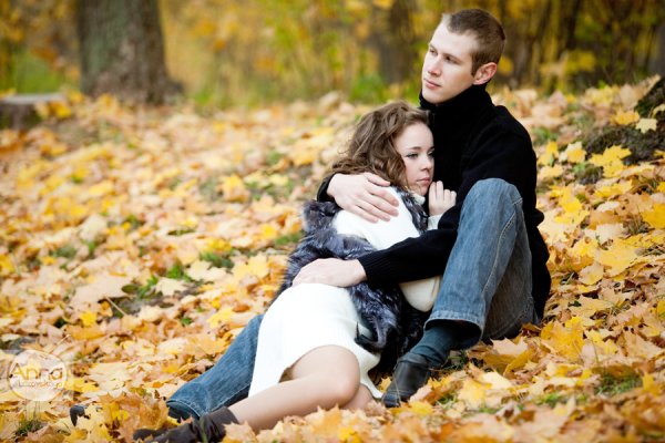 Влюблённые в осеннем лесу